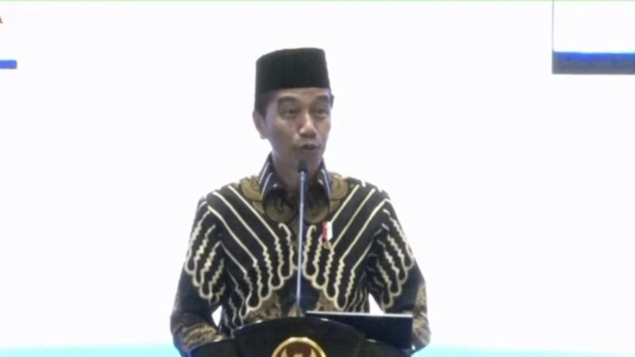 Tangkapan layar - Presiden RI Joko Widodo berpidato saat membuka Kongres Himpunan Mahasiswa Islam (HMI) XXXII di Kalimantan Barat, Jumat (24/11/2023). (ANTARA/Andi Firdaus)