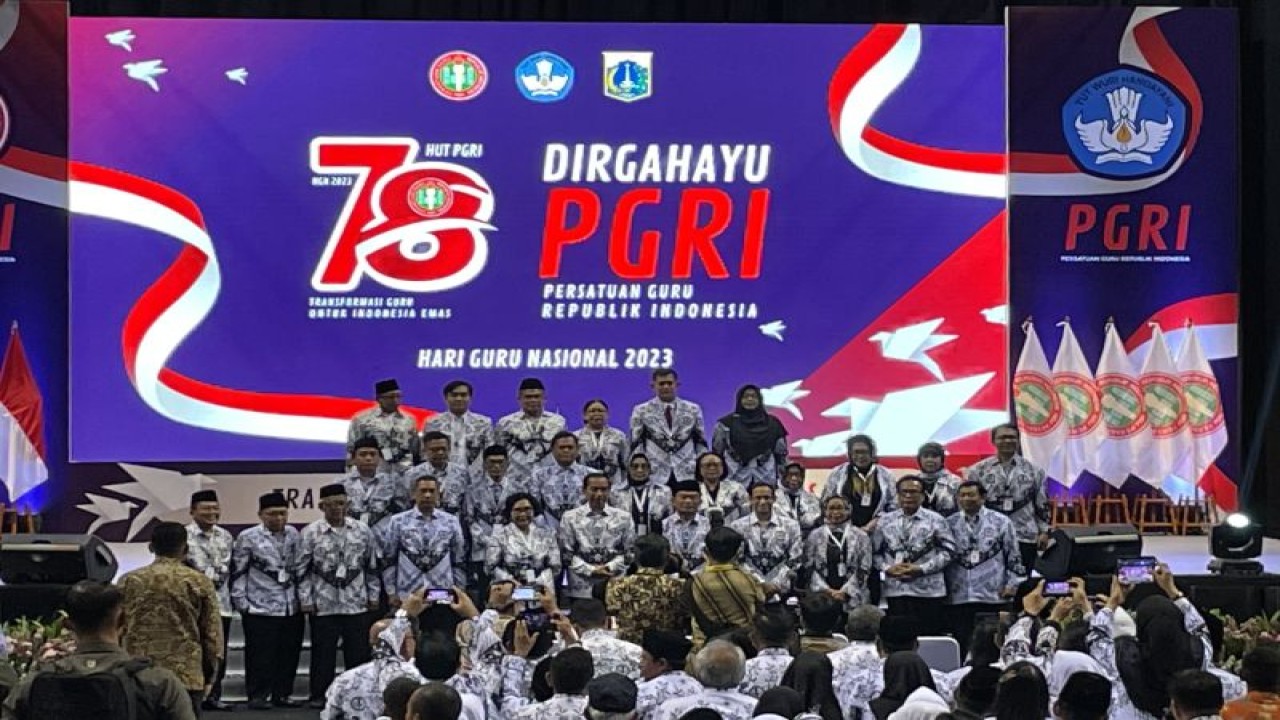 Presiden Joko Widodo menghadiri acara Peringatan HUT ke-78 Persatuan Guru Republik Indonesia (PGRI) dan Hari Guru Nasional (HGN) Tahun 2023 di Jakarta, pada Sabtu (25/11/2023). (ANTARA/Yashinta Difa)