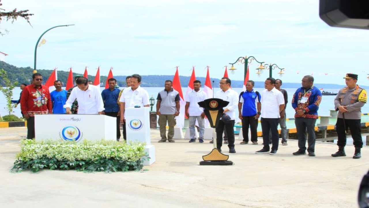 Presiden Jokowi saat meresmikan Kampung Nelayan Moderen Kabupaten Biak, Kamis (23/11). (ANTARA/HO-Pemprov Papua)