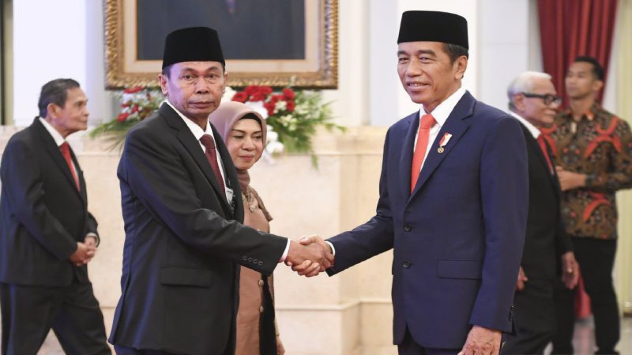 Presiden Joko Widodo (kanan) memberikan ucapan selamat kepada Ketua KPK sementara Nawawi Pomolango usai mengucap sumpah jabatan di Istana Negara, Jakarta, Senin (27/11/2023). ANTARA FOTO/Hafidz Mubarak A