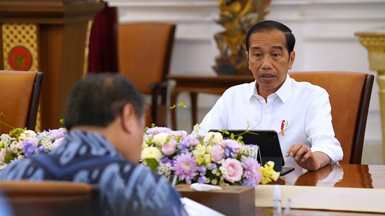 Arsip foto - Presiden Joko Widodo menggelar rapat terbatas bersama sejumlah Menteri Kabinet Indonesia Maju terkait antisipasi el nino dan ketersediaan pangan di Istana Merdeka, Jakarta, Senin (10/7/2023). ANTARA/HO-Biro Pers Setpres/Lukas/aa