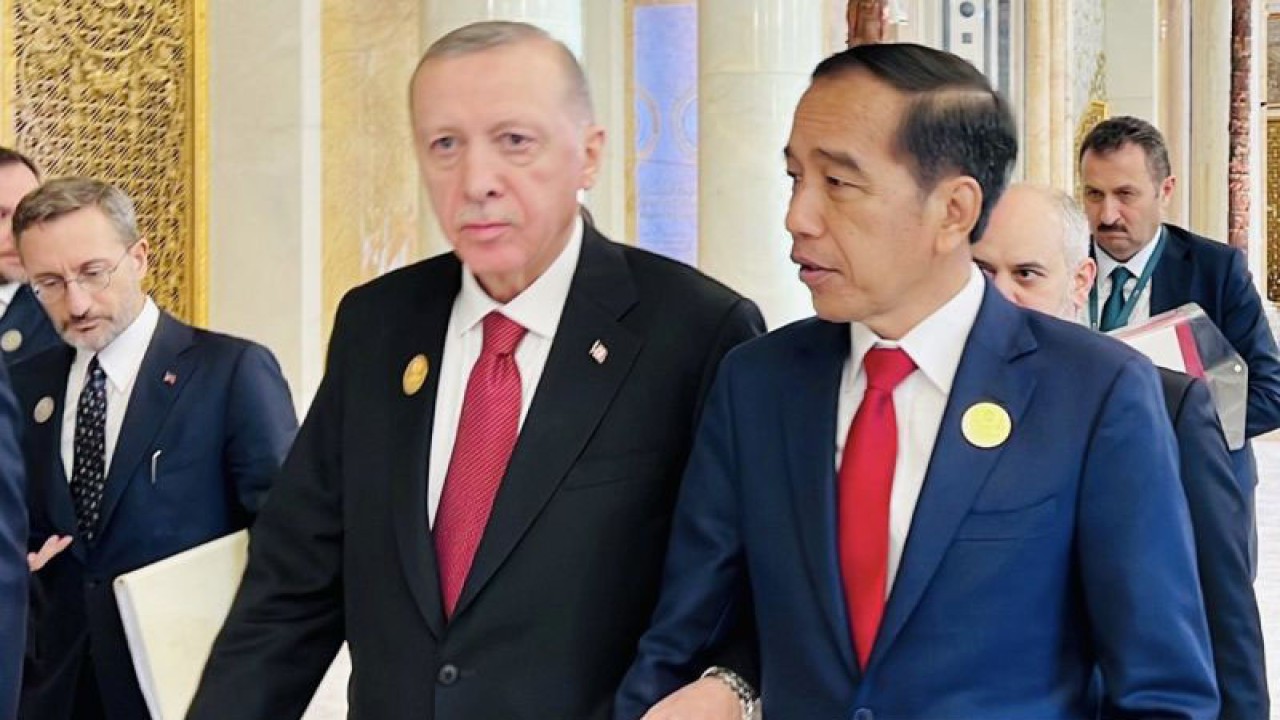 Presiden RI Joko Widodo dan Presiden Turki Recep Tayyip Erdogan saat menghadiri Konferensi Tingkat Tinggi (KTT) Luar Biasa Organisasi Kerja Sama Islam (OKI) di King Abdulaziz International Convention Center (KAICC), Riyadh, Arab Saudi, Sabtu (11/11/2023). ANTARA/HO-Sekretariat Presiden RI/aa. (Handout Biro Pers Sekretariat Kepresidenan RI)