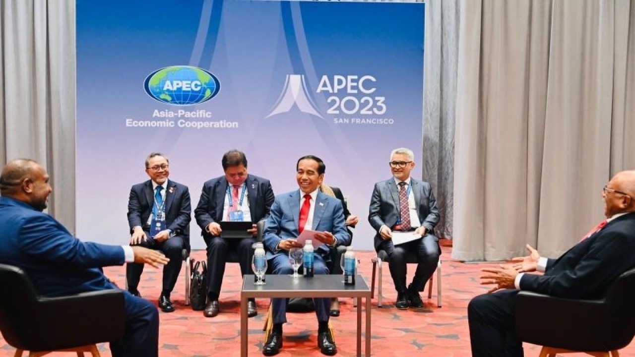 Presiden Joko Widodo menggelar pertemuan trilateral dengan Papua Nugini dan Fiji di sela KTT APEC, di San Francisco, Amerika Serikat, Kamis (16/11/2023) waktu setempat. ANTARA/HO-Biro Pers Sekretariat Presiden