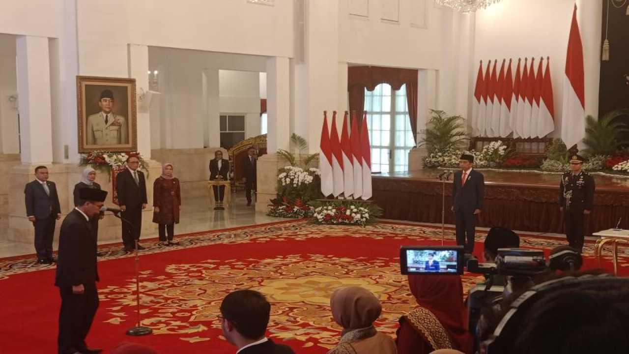 Presiden Joko Widodo saat menyaksikan Ketua Komisi Pemberantasan Korupsi (KPK) sementara Nawawi Pomolango, mengucapkan sumpah jabatan, di Istana Negara, Jakarta, Senin (27/11/2023). ANTARA/Rangga Pandu Asmara Jingga