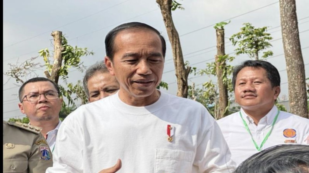 Presiden Joko Widodo saat menyampaikan keterangan di sela-sela kegiatan penanaman pohon di Hutan Kota Kawasan Industri Pulogadung, Jakarta Timur, Jakarta, Rabu (29/11/2023). (ANTARA/Andi Firdaus)