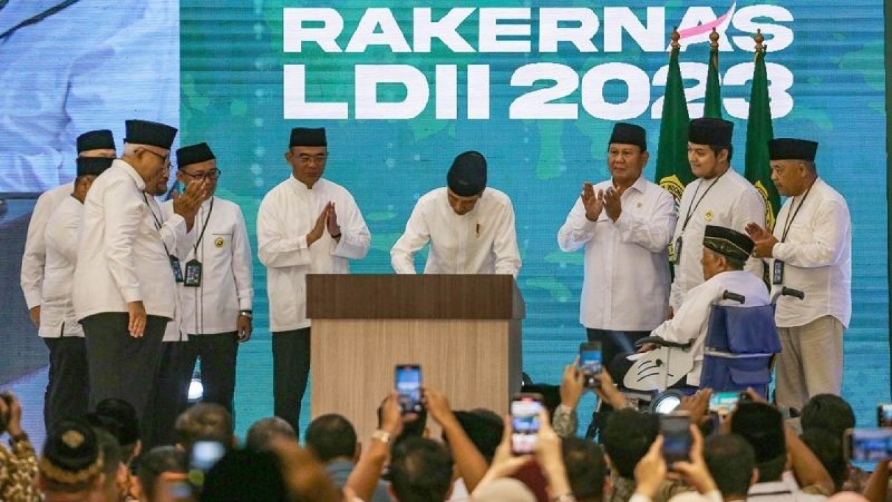 Presiden Joko Widodo (tengah) didampingi Menko PMK Muhadjir Effendy (ketiga kiri), Menteri Pertahanan Prabowo Subianto (ketiga kanan), dan Ketua Umum DPP LDII KH Chriswanto Santoso (kiri) bersama pengurus LDII meresmikan gedung serba guna pondok pesantren Minhaajurrosyidiin saat Rakernas LDII 2023 di Grand Ballroom Minhaajurrosyidiin, Lubang Buaya, Jakarta, Selasa (7/11/2023). Rakernas LDII 2023 yang digelar 7 - 9 November 2023 tersebut bertemakan Mewujudkan SDM Profesional Religius Dalam Bingkai NKRI Untuk Indonesia Emas 2045. ANTARA FOTO/Asprilla Dwi Adha/rwa.
