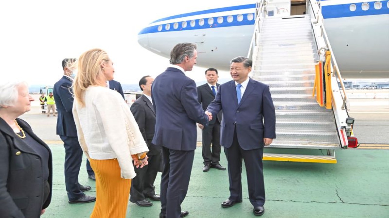 Presiden China Xi Jinping tiba di Bandara Internasional San Francisco untuk menghadiri pertemuan puncak dengan Presiden Amerika Serikat Joe Biden, dan menghadiri Pertemuan Pemimpin Kerja Sama Ekonomi Asia-Pasifik (APEC), di San Francisco, Amerika Serikat, 14 November 2023. Xi diterima oleh Gubernur California Gavin Newsom, Menteri Keuangan AS Janet Yellen dan perwakilan AS lainnya di bandara. (Xinhua/Xie Huanchi)