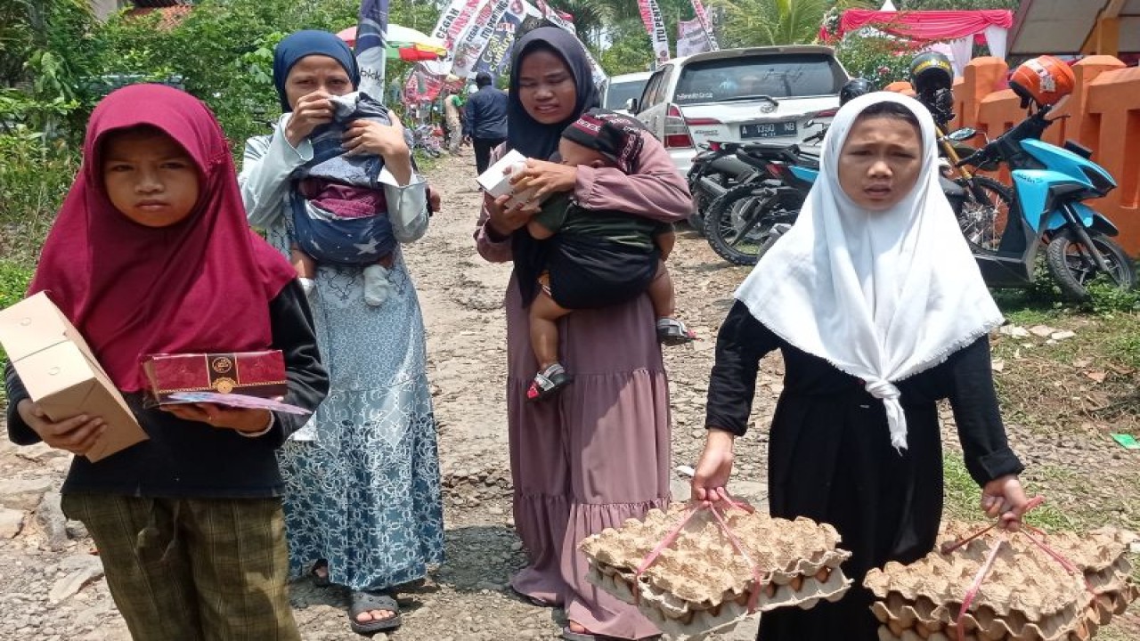 Pemerintah menyalurkan bantuan telur untuk perbaikan gizi sehingga mampu mengatasi pravalensi stunting di Kabupaten Lebak. ANTARA/Mansyur.
