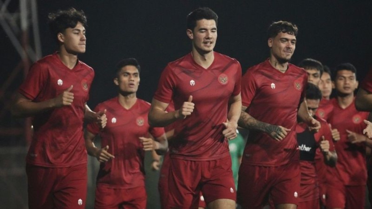 Sejumlah penggawa timnas Indonesia ketika mengikuti latihan pada Selasa (14/11/2023) sore waktu setempat di Irak untuk laga perdana kualifikasi Piala Dunia 2026 zona Asia putaran kedua. (ANTARA/Ho/PSSI)