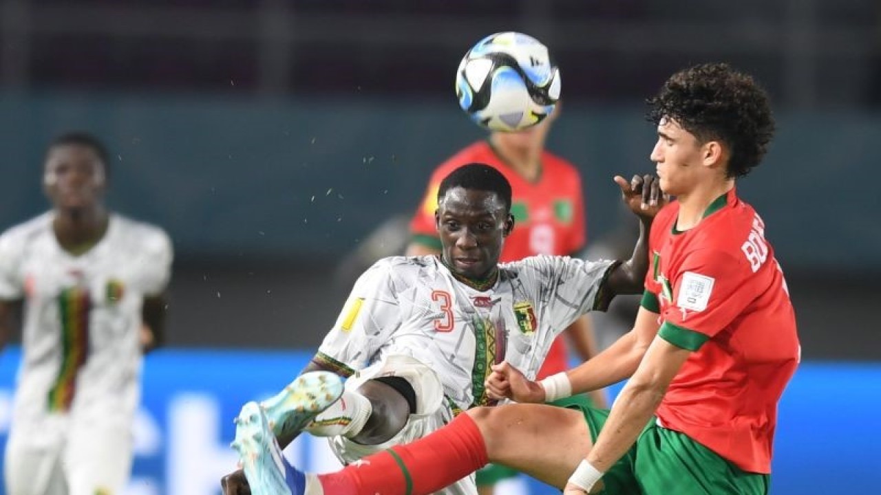 Pesepak bola Timnas Mali Hamidou Makalou (kiri) berebut bola dengan pesepak bola Timnas Maroko Adam Boufandar (kanan) pada pertandingan perempat final Piala Dunia U-17 2023 di Stadion Manahan, Solo, Jawa Tengah, Sabtu (25/11/2023). ANTARA FOTO/Akbar Nugroho Gumay/YU