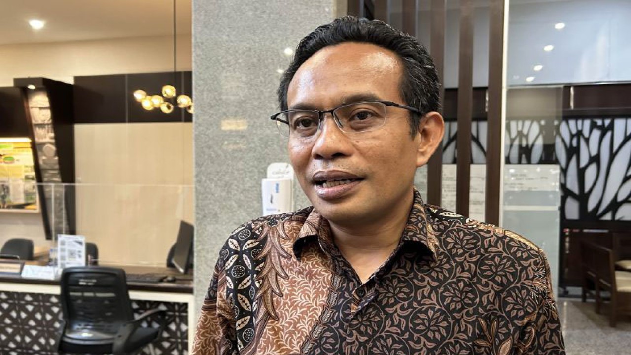 Foto arsip. Guru Besar Hukum Tata Negara Universitas Brawijaya Prof. Ali Safa'at saat memberikan keterangan kepada media di Universitas Brawijaya, Kota Malang, Jawa Timur. ANTARA/Vicki Febrianto.