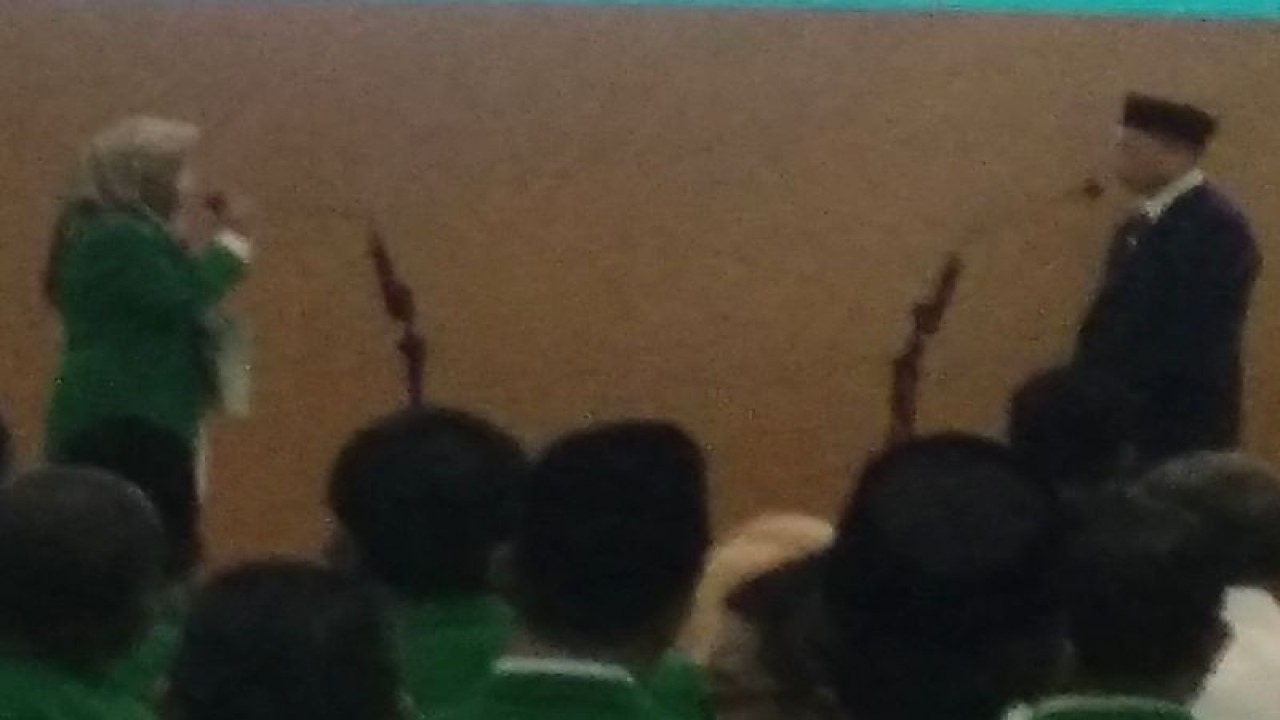 Ketua Yayasan Wakaf UMI Prof Dr Masrurah Mochtar, secara resmi melantil Prof Sufirman Rahman di Auditorium Al Jibra UMI Makassar, Selasa,(14/11/2023).ANTARA/Abd Kadir