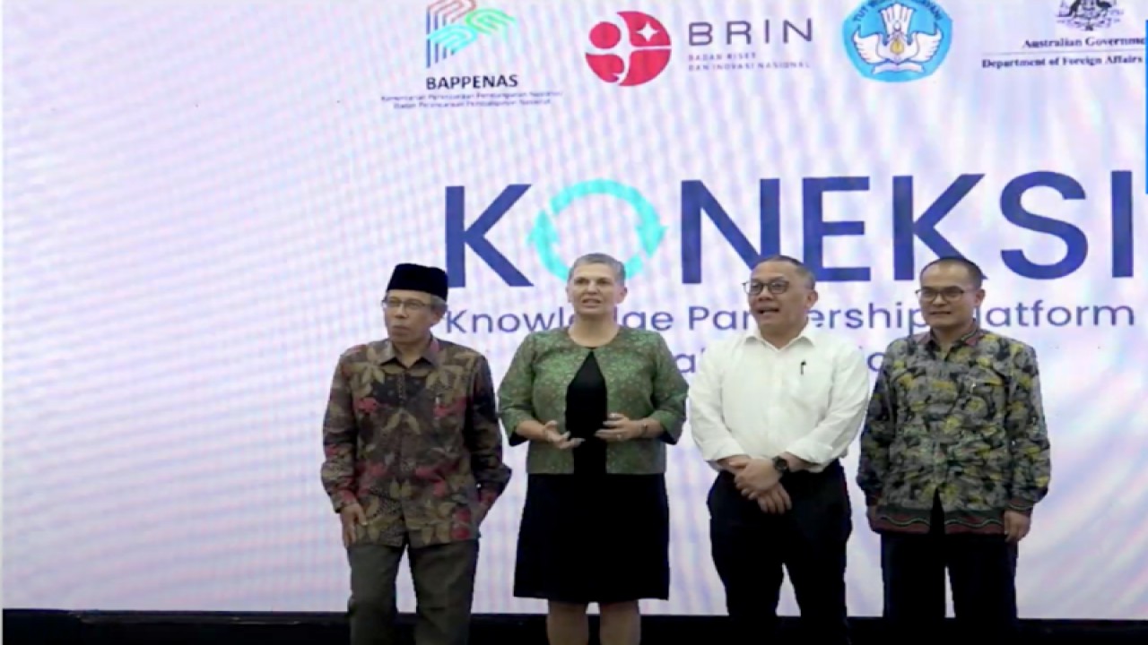Tangkapan virtual Duta Besar (Dubes) Australia Penny Williams (kedua dari kiri) dalam acara peluncuran Program Koneksi dan Dialog Peran Riset Kolaboratif sebagai Sarana Kemitraan Australia-Indonesia, Jakarta, Senin (13/11/2023). ANTARA/M. Baqir Idrus Alatas