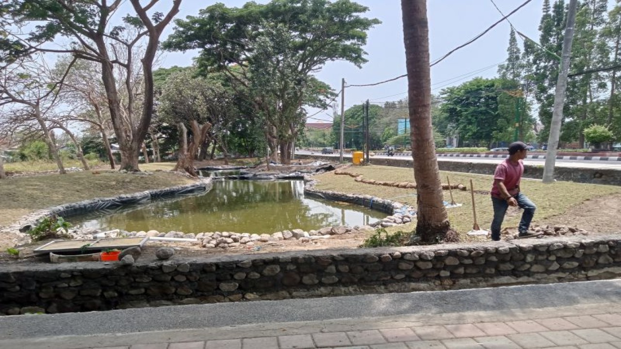 Proses pembangunan danau buatan di areal "green belt" atau sabuk hijau Jalan Udayana Kota Mataram, Provinsi Nusa Tenggara Barat. (ANTARA/Nirkomala)