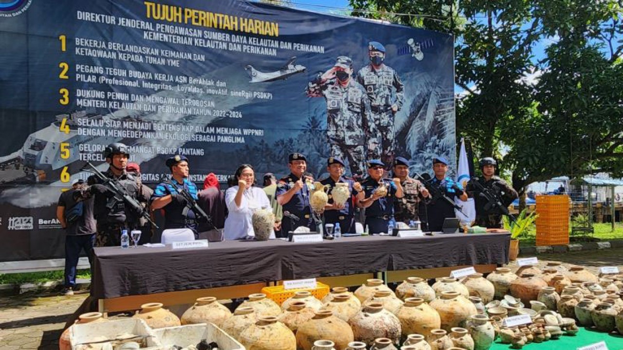 Direktur Jenderal Pengawasan Sumber Daya Kelautan dan Perikanan (PSDKP) Laksda TNI Adin Nurawaluddin menggelar konfrensi pers di PSDKP Pontianak, Kecamatan Sungai Kakap, Kabupaten Kubu Raya, Rabu. (Rendra Oxtora)
