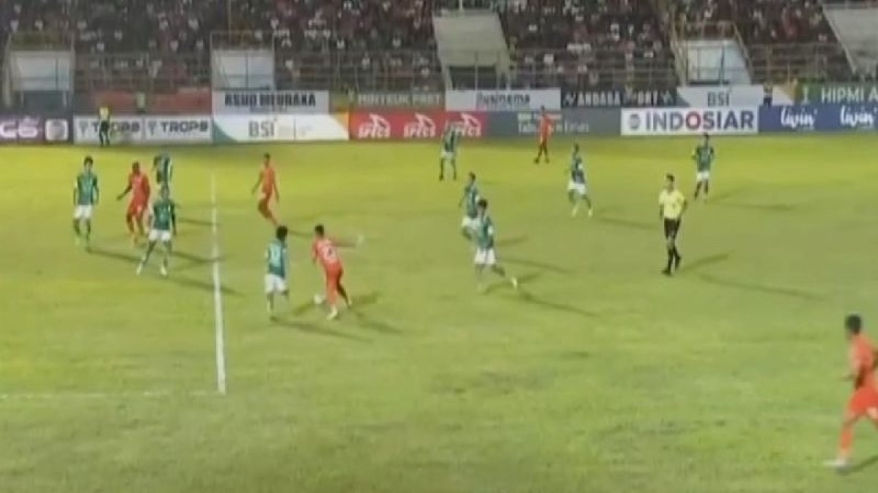 Pemain Persiraja Banda Aceh (orange) saat menyerang ke PSMS Medan di stadion Harapan Bangsa Banda Aceh, Sabtu malam (18/11/2023) (ANTARA/HO/Screenshot live video)