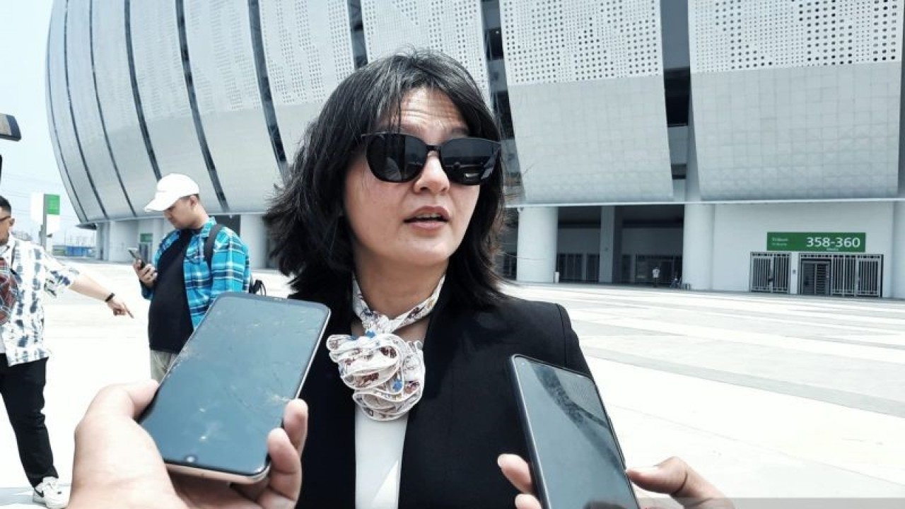 Wakil Ketua Umum Persatuan Sepak Bola Indonesia (PSSI), Ratu Tisha saat dijumpai di akarta International Stadium (JIS). (ANTARA/Chairul Rohman)