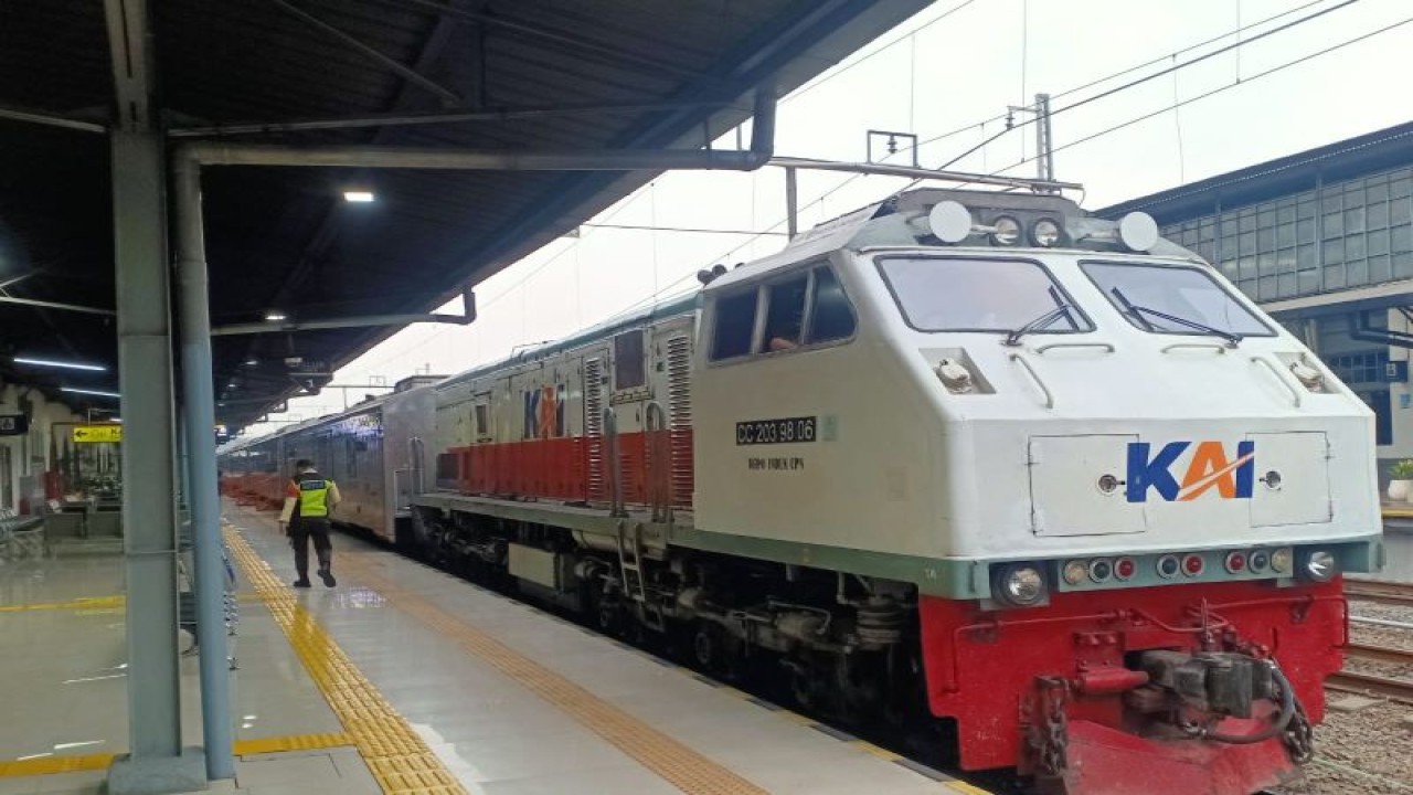 Dokumentasi - Lokomotif KAI di Stasiun Pasar Senen, Jakarta. ANTARA/Ahmad Wijaya.
