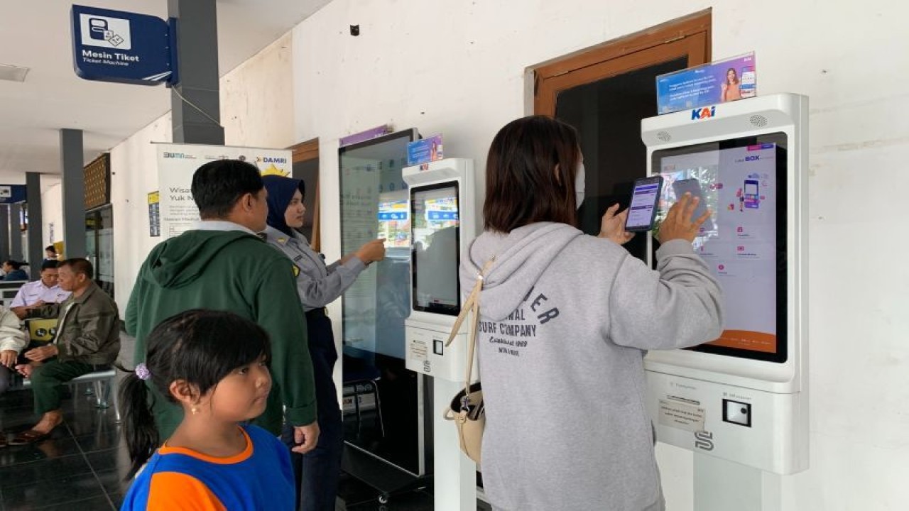 Pelanggan KAI memanfaatkan mesin cetak tiket mandiri di Stasiun Madiun, Jumat (10/11/2023). ANTARA/HO-Humas Daop 7 Madiun