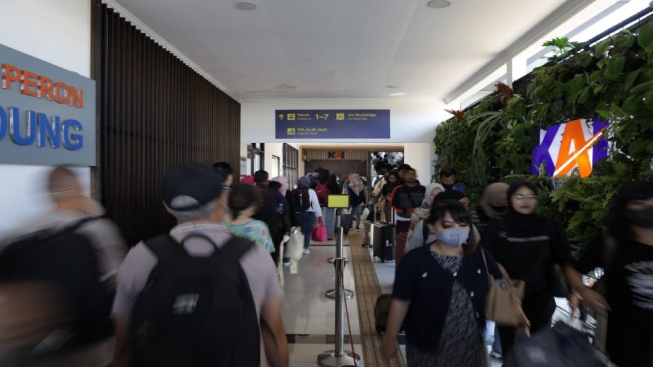 Situasi keramaian penumpang di Stasiun Bandung, Jawa Barat. (ANTARA/HO KAI Daop 2)