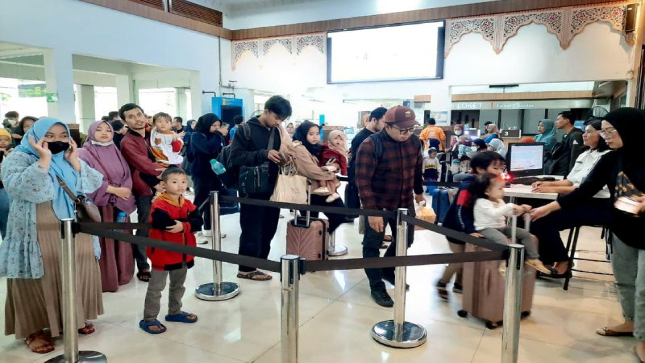 Arsip - Calon penumpang kereta api melakukan boarding di Stasiun Purwokerto, Kabupaten Banyumas, Jateng. ANTARA/HO-KAI Purwokerto