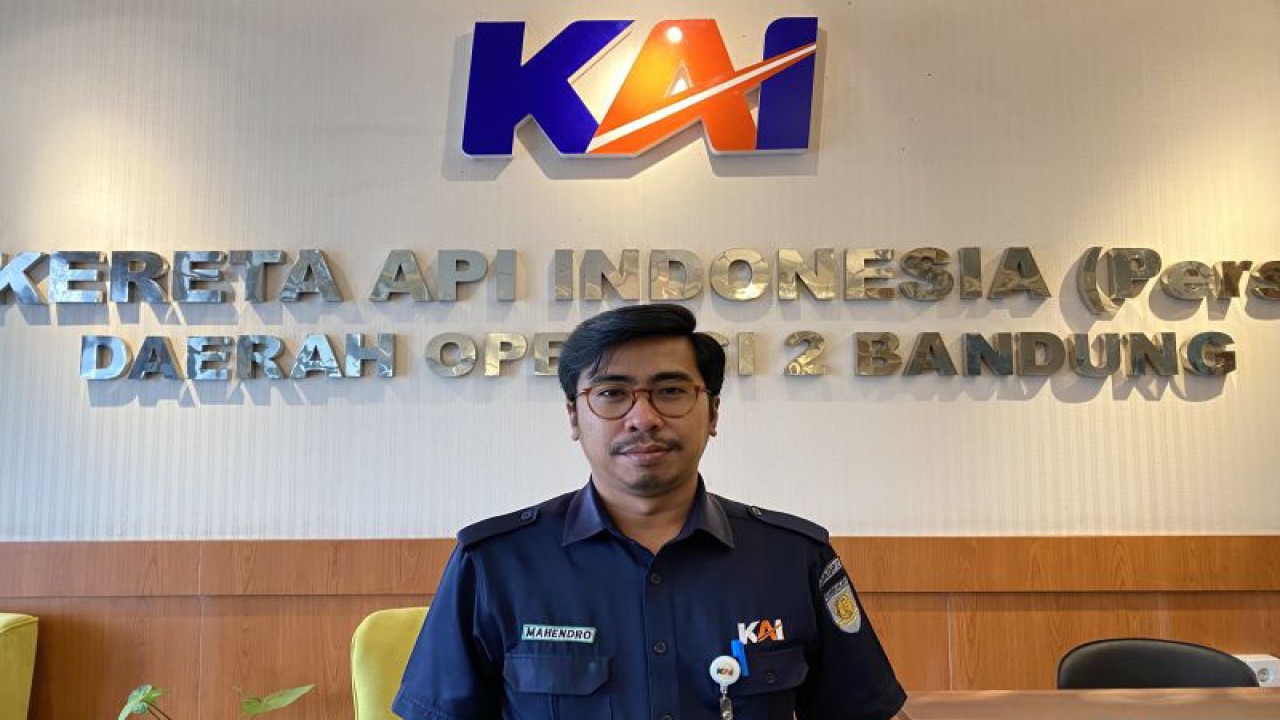 Manajer Humas Daop 2 Bandung Mahendro Trang Bawono saat memberikan keterangan di Bandung, Jawa Barat, Senin (20/11/2023). ANTARA/Rubby Jovan