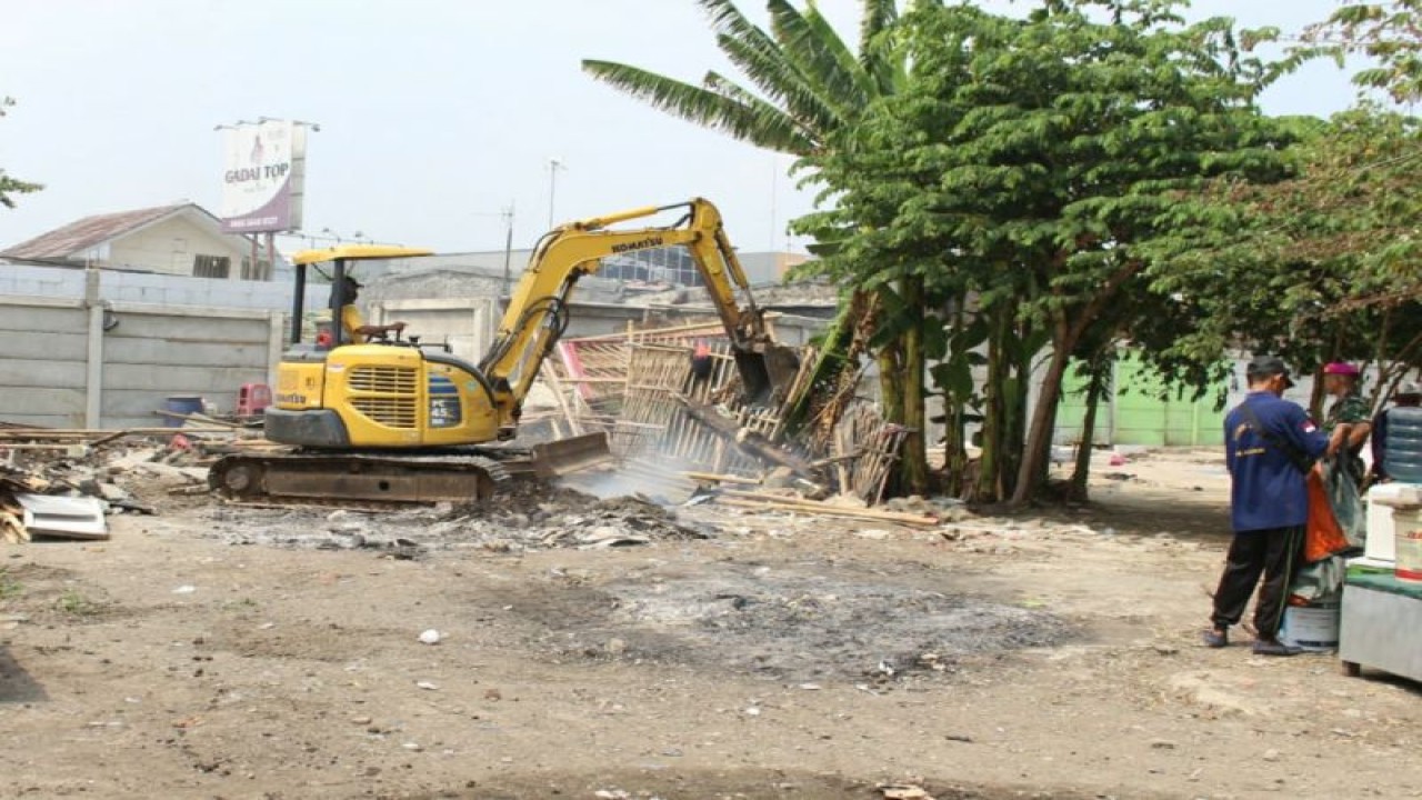 PT KAI Daop 1 Jakarta bersama Pemerintah Kabupaten Karawang menertibkan 65 bangunan liar di area Stasiun Karawang, Jawa Barat, Selasa (21/11/2023). ANTARA/HO-KAI Daop 1 Jakarta