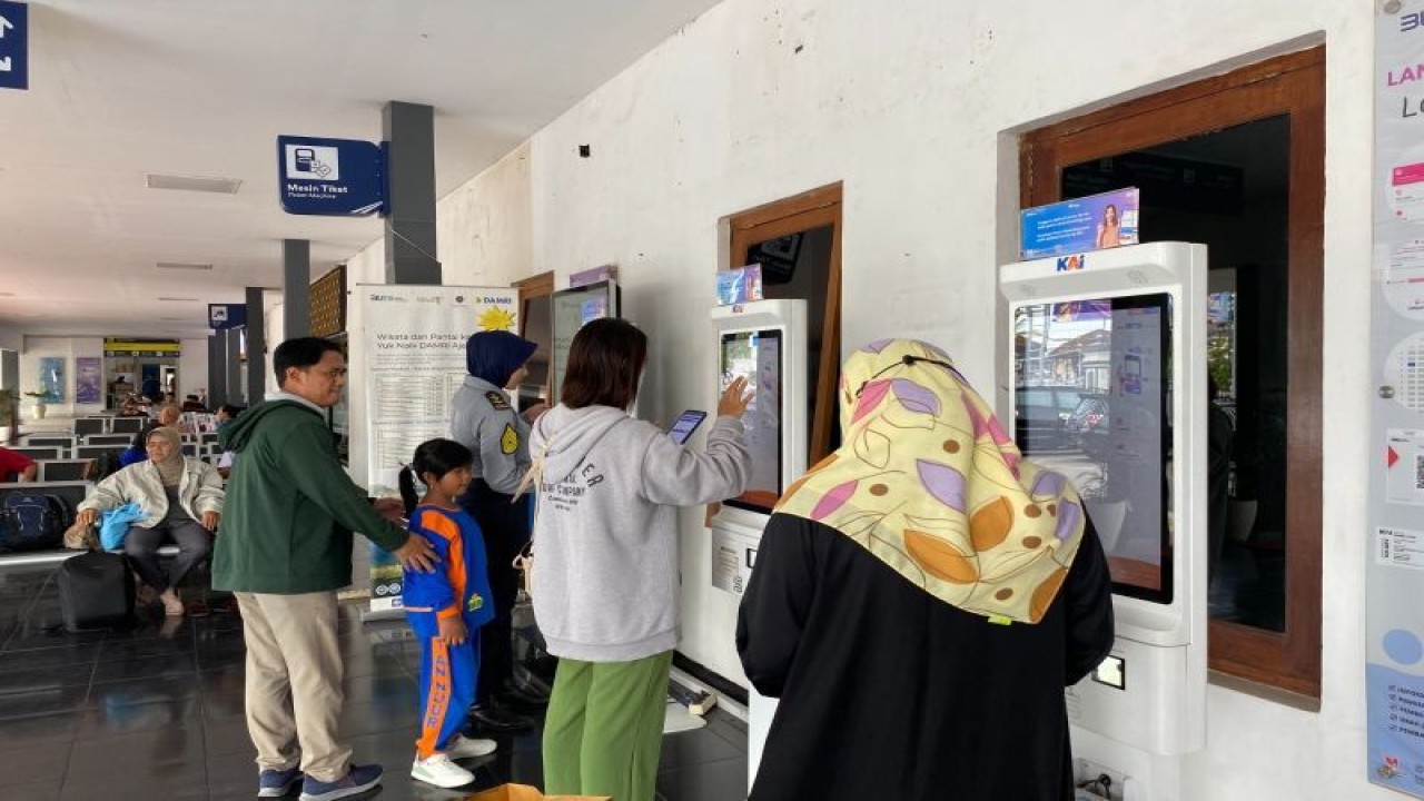 Pelanggan KAI Daop 7 memanfaatkan mesin cetak tiket mandiri di Stasiun Madiun, Jatim. ANTARA/HO-Humas Daop 7 Madiun