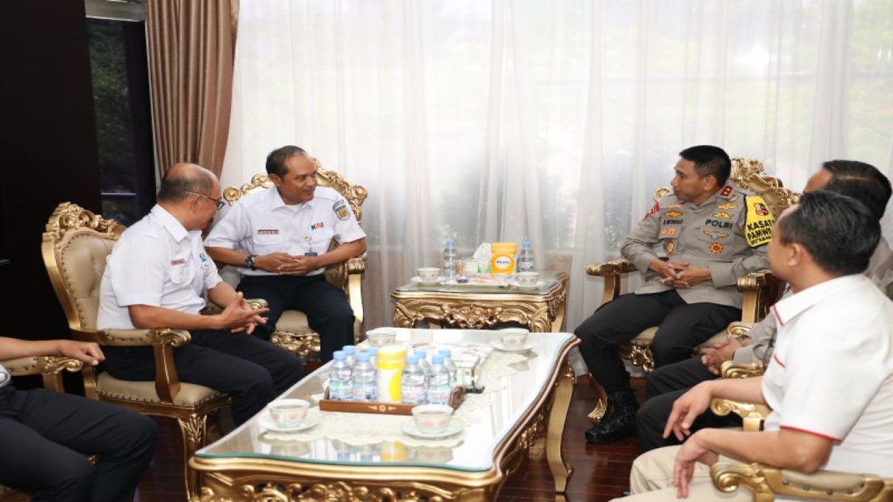 Pertemuan antara PT KAI Daop 2 Bandung dengan Polda Jawa Barat di Mapolda Jawa Barat, Bandung, Jawa Barat, Rabu (22/11/2023). (ANTARA/HO-PT KAI Daop 2 Bandung)