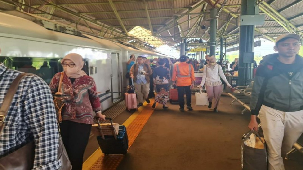 Ilustrasi - Penumpang kereta api. ANTARA/HO-KAI Daop 1 Jakarta.