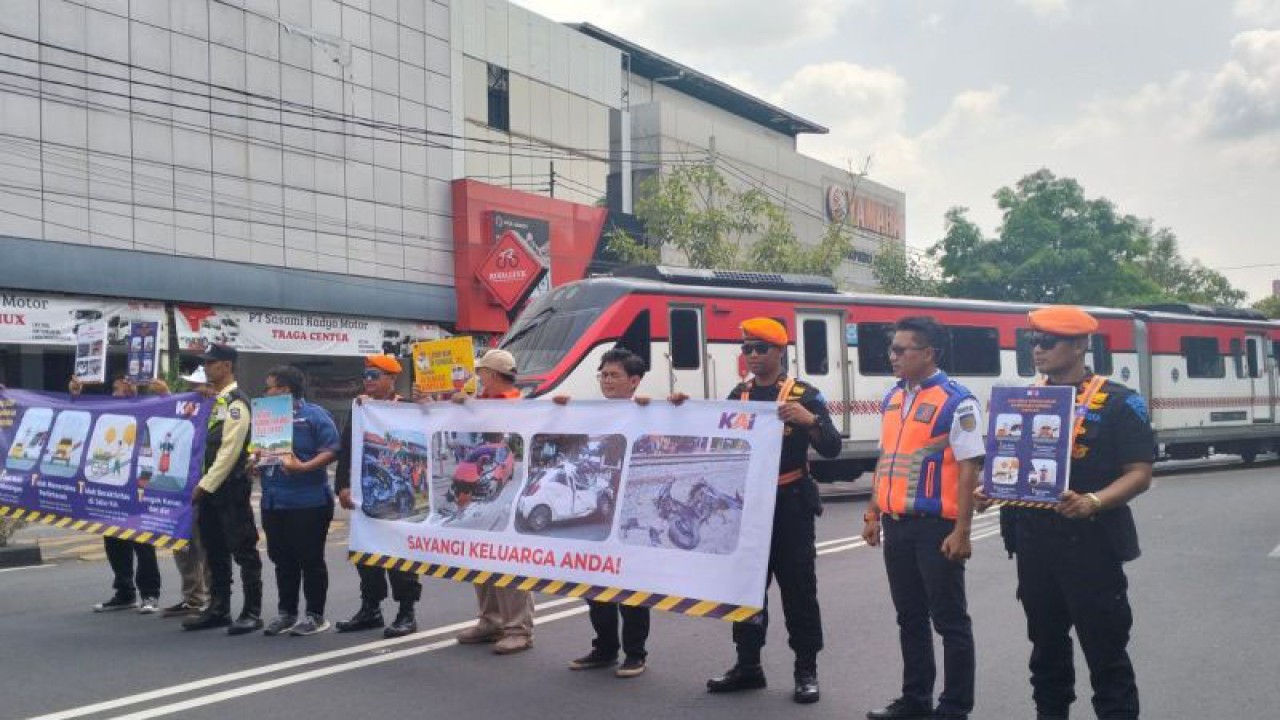 Sosialisasi oleh KAI di perlintasan sebidang Purwosari atau disebut juga rel bengkong di Solo, Jawa Tengah, Jumat (24/11/2023). ANTARA/Aris Wasita.