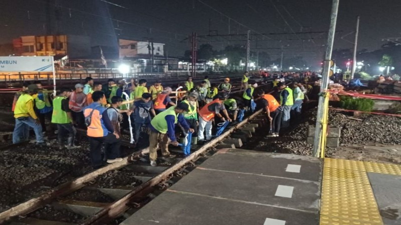 Suasana pekerjaan "switch over" (SO) "staging" 2 Stasiun Tambun, Kabupaten Bekasi, Jawa Barat. ANTARA/HO-KAI Daop 1 Jakarta
