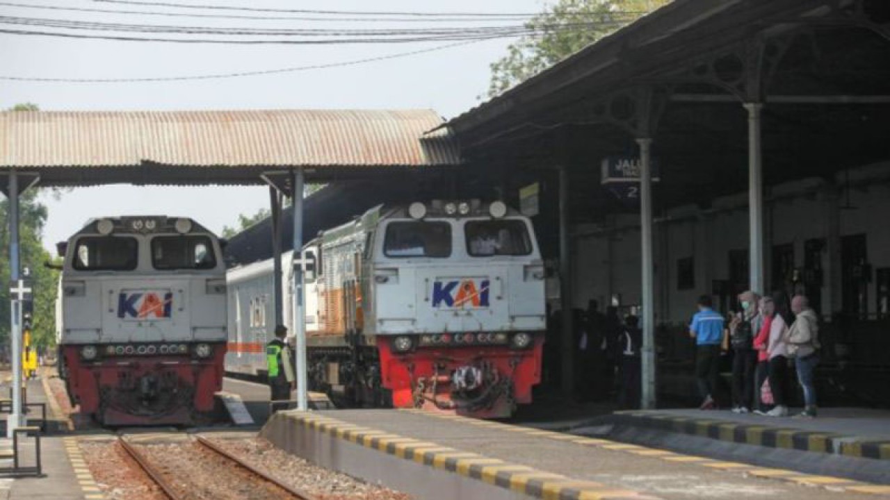 Foto Arsip - Sejumlah penumpang menunggu kereta di Stasiun Gubeng Surabaya, beberapa waktu lalu. (ANTARA/Didik Suhartono)