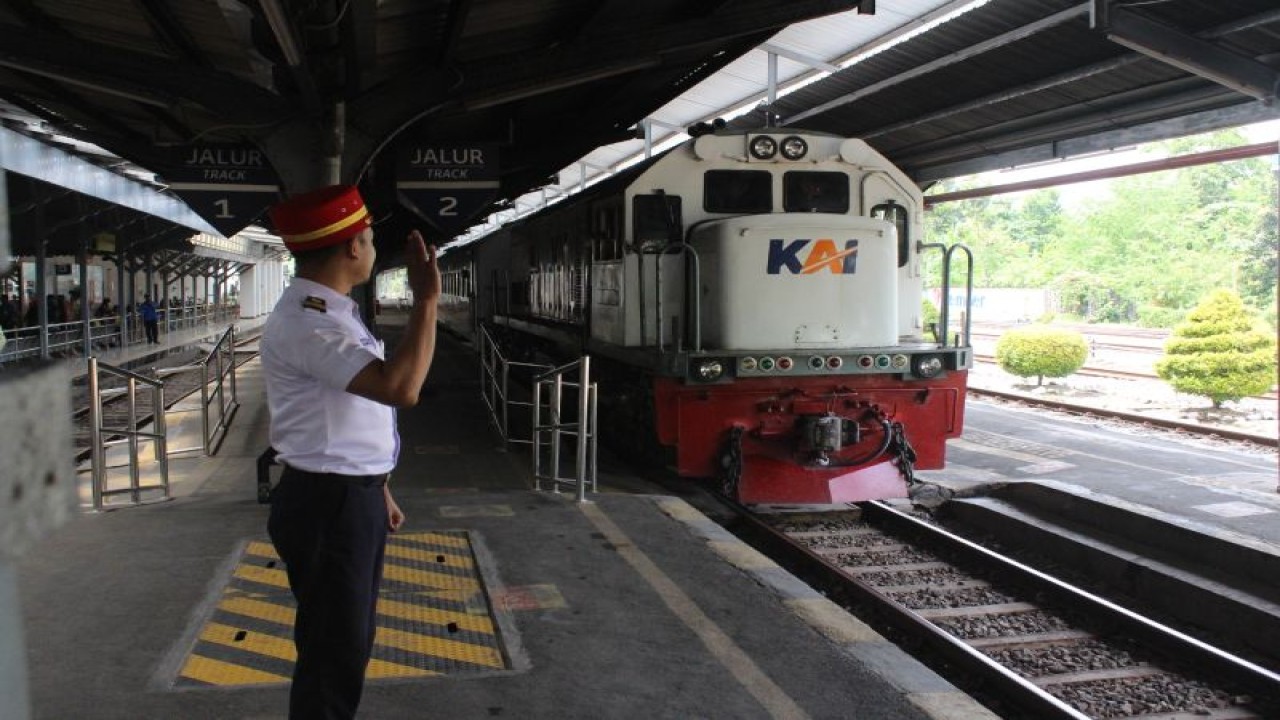 Petugas memberangkatkan KA Probowangi relasi Surabaya-Ketapang Banyuwangi di Stasiun Jember, Jawa Timur, Selasa (28/11/2023). ANTARA/HO-Humas KAI Daop 9 Jember