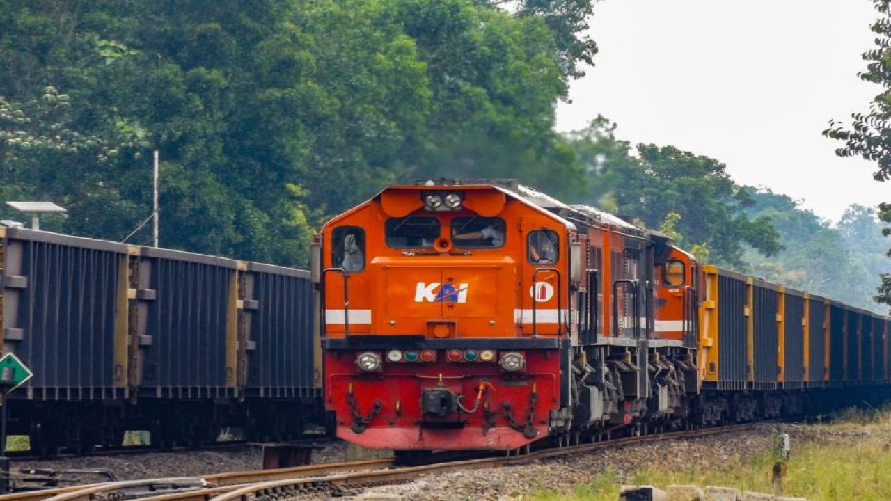 PT Kereta Api Indonesia dan PT Bukit Asam menambah fasilitas pendukung pengembangan angkutan batu bara di Sumatera Selatan. (ANTARA/HO-PTKAI)