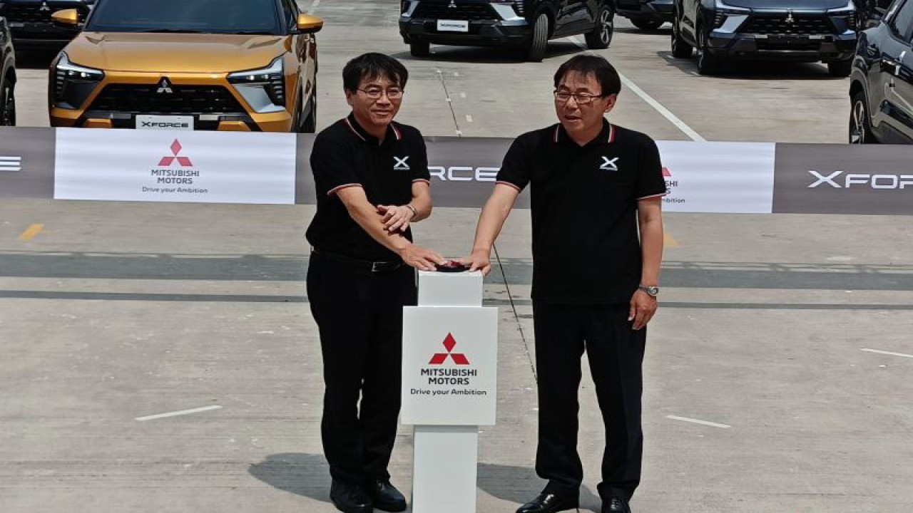 Presiden Direktur PT Mitsubishi Motors Krama Yudha Indonesia Minoru Saito (kiri) dan Presiden Direktur PT Mitsubishi Motors Krama Yudha Sales Indonesia Atsushi Kurita (kanan) saat sesi penyerahan unit XFORCE kepada diler secara simbolis di Kawasan Land B, Greenland International Industrial Center Kota Deltamas, Bekasi, Kamis (16/11). (ANTARA/Ahmad Faishal)