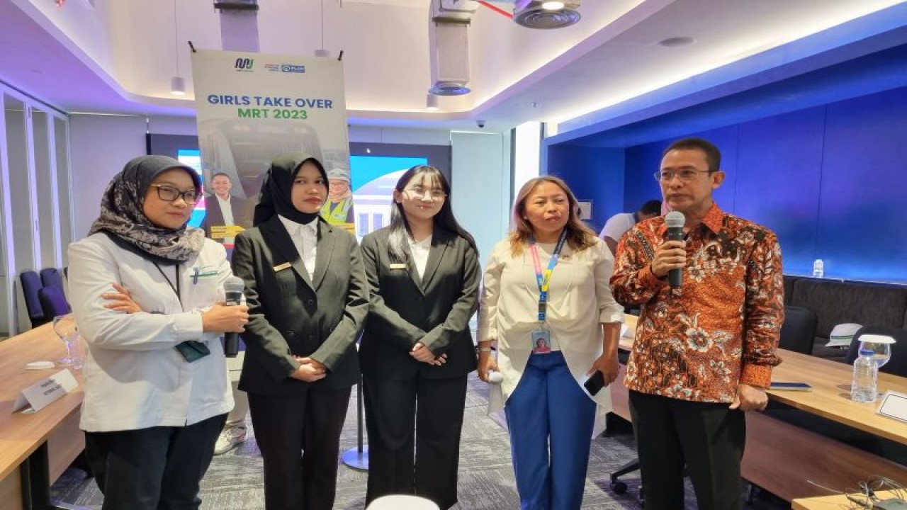 Dari kiri ke kanan: Direktur Konstruksi PT MRT Jakarta Weni Maulina, peserta kampanye Girls Takeover 2023 Nesya dan Belinda, Direktur Eksekutif Plan Indonesia Dini Widiastuti, dan Direktur Utama PT MRT Jakarta Tuhiyat dalam konferensi pers "Girls Take Over MRT 2023, di Jakarta, Senin (27/11/2023). (ANTARA/ Anita Permata Dewi)