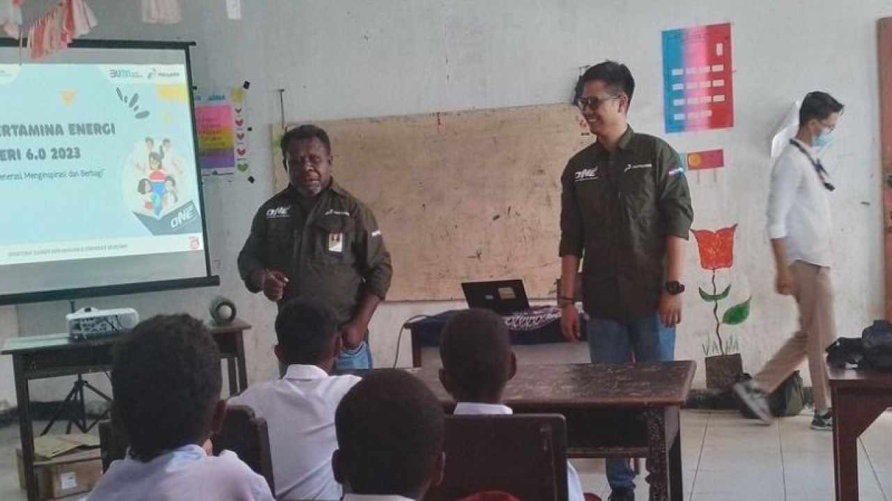 Area Manager Communication, Relations dan CSR Pertamina Patra Niaga Regional Papua Maluku Edi Mangun saat memberikan materi pendidikan di SD YPK Ayapo pada Senin (6/11) 2023. (ANTARA/Yudhi Efendi)