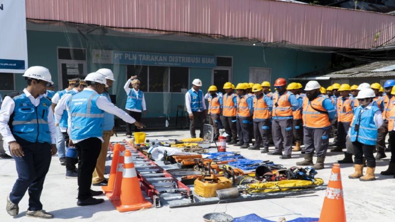 Pengecekan peralatan dan personel siaga kelistrikan oleh jajaran manajemen PT PLN (Persero) Unit Induk Wilayah Papua dan Papua Barat di Kantor PLN UP3 Biak. (ANTARA/HO- HUMAS PLN)