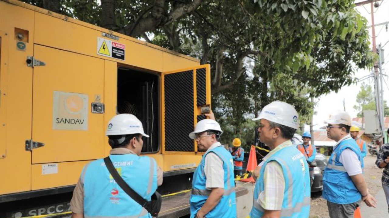 General Manager PLN Unit Induk Distribusi (UID) Sumut Awaluddin Hafid (tengah) saat memeriksa peralatan PLN di Pantai Sinalsal, Tongging, Kabupaten Karo. ((ANTARA/HO-Humas PLN UID Sumut).)