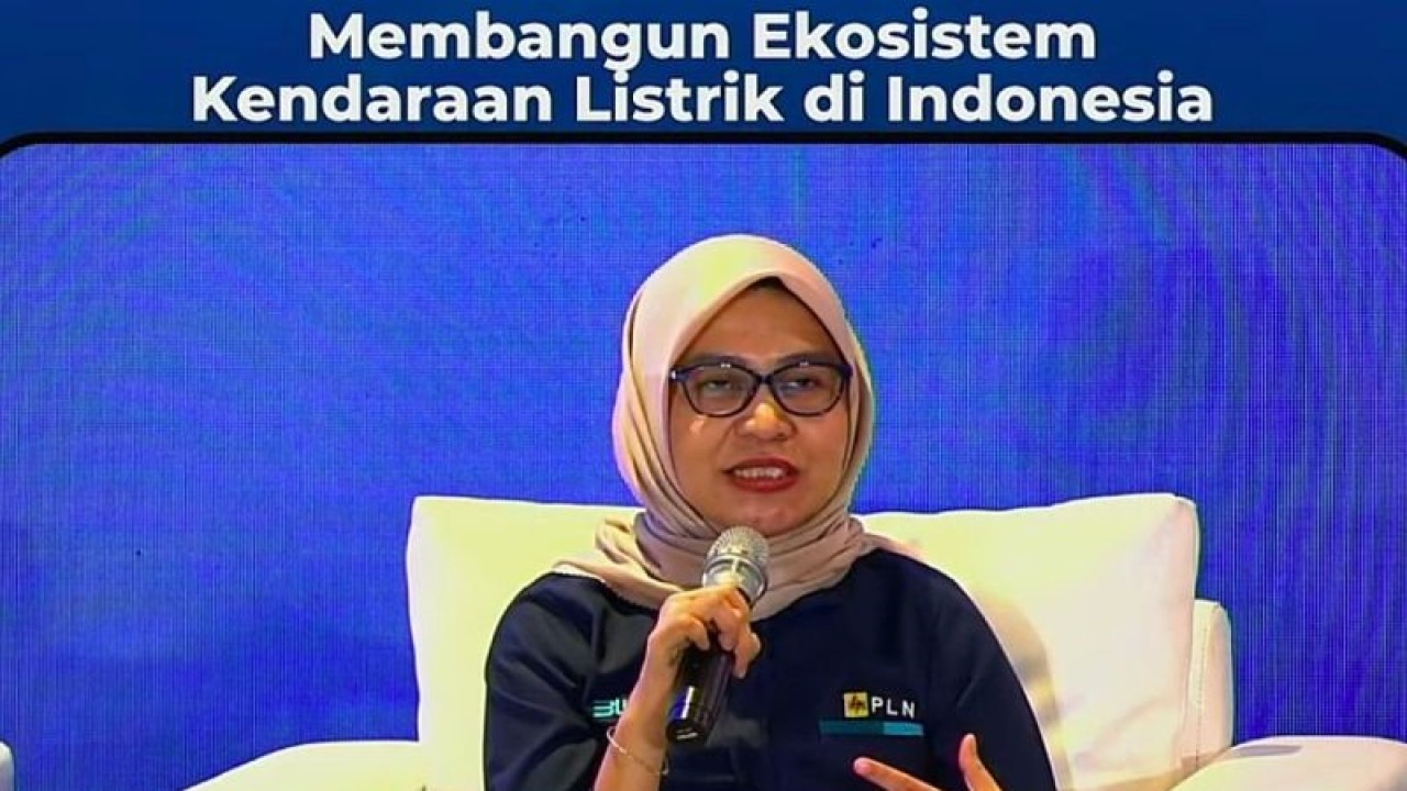 Tangkapan layar sesi pemaparan dari Executive Vice President Pengembangan Produk Niaga PT PLN (Persero) Ririn Rachmawardini dalam sebuah diskusi daring bertajuk "Membangun Ekosistem Kendaraan Listrik di Indonesia" di Jakarta, Selasa (21/11). (ANTARA/Ahmad Faishal)