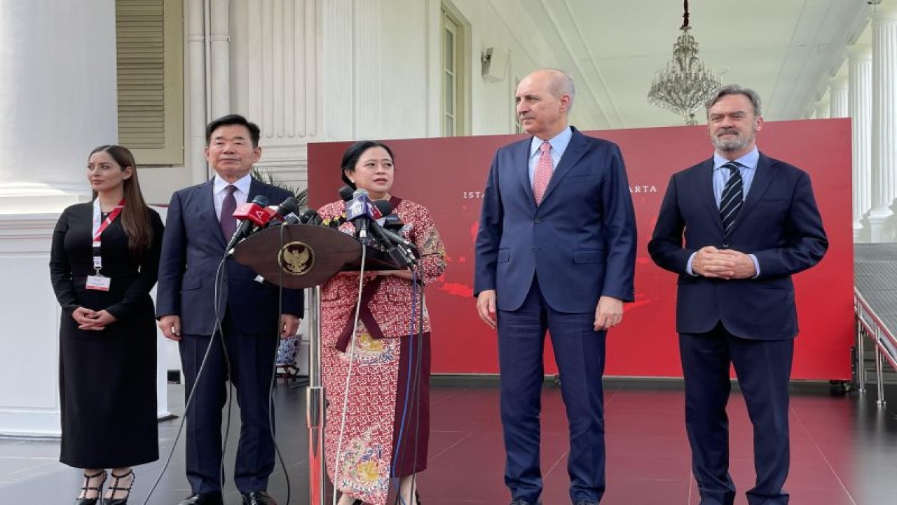 Ketua DPR RI Puan Maharani (tengah) menyampaikan keterangan pers tentang pertemuan para perwakilan parlemen negara anggota MIKTA dengan Presiden Joko Widodo di Kompleks Istana Kepresidenan, Jakarta, pada Senin (20/11/2023). (ANTARA/Yashinta Difa)