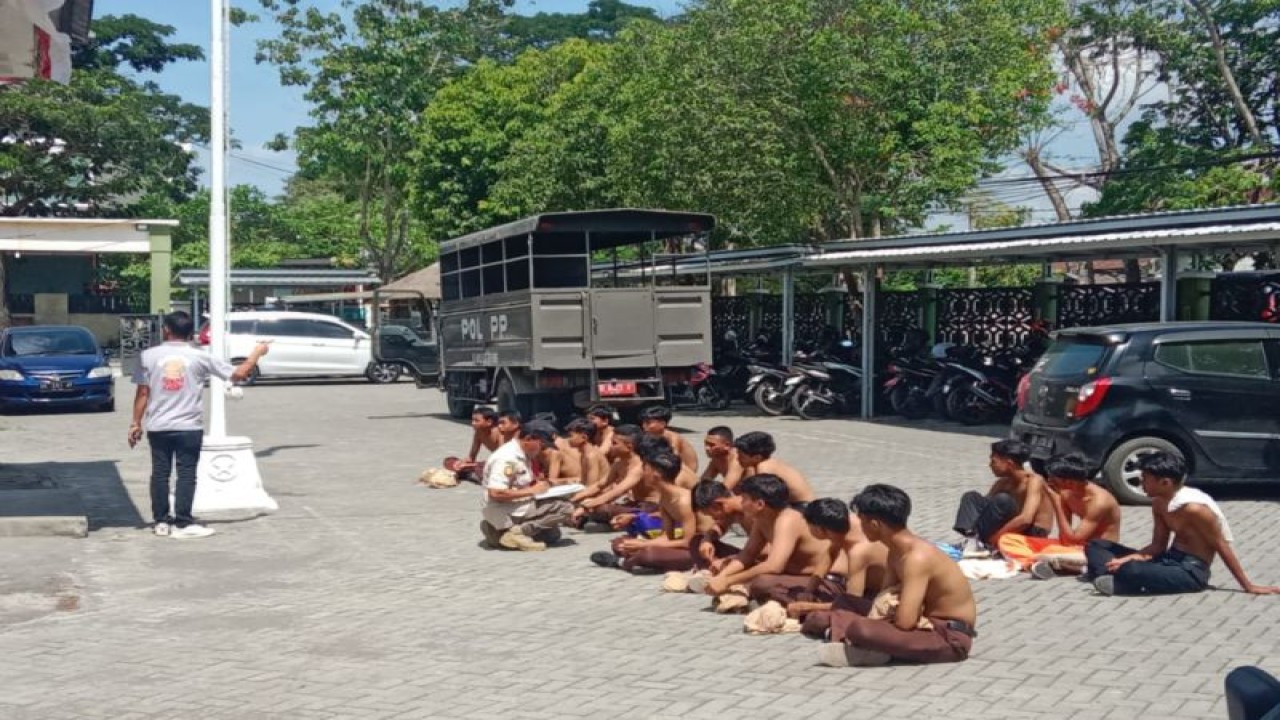 Para pelajar yang bolos sekolah diberikan hukuman oleh Satpol PP Kabupaten Lombok Tengah, Provinsi Nusa Tenggara Barat, Rabu (22/11/2023) (ANTARA/Akhyar Rosidi)
