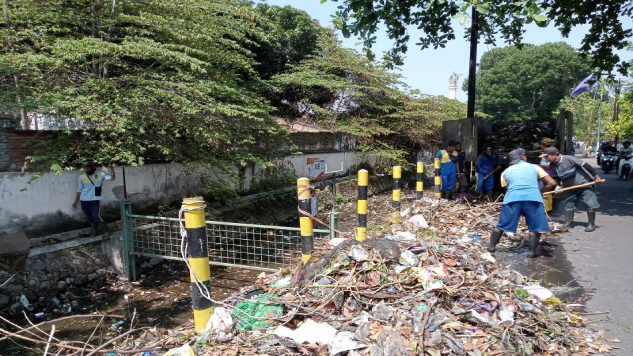 Aktivitas pekerja dari Dinas Pekerjaan Umum dan Penataan Ruang (PUPR) Kota Mataram, Provinsi Nusa Tenggara Barat, mengangkat sampah yang berhasil di jaring dengan sistem penyekat sampah di Kali Ning setelah sehari sebelumnya hujan mengguyur kota tersebut. (ANTARA/Nirkomala)