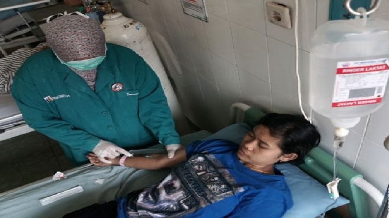 Arsip Foto - Petugas kesehatan memeriksa kondisi pasien di RSUD dr. R. Goeteng Taroenadibrata Purbalingga, Jawa Tengah. (ANTARA FOTO/Idhad Zakaria)