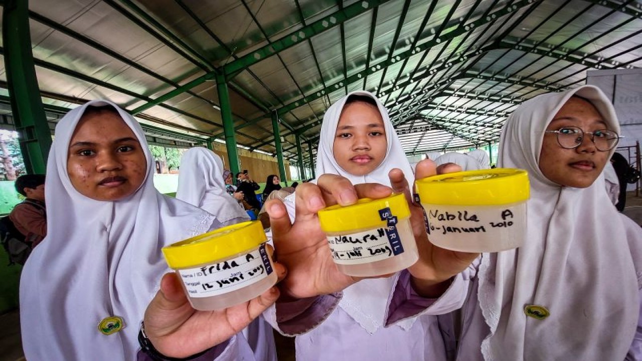 Sejumlah santri menunjukan tes dahak untuk skrining TBC di Pondok Pesantren Daarul Rahman, Jakarta Selatan, Selasa, (14/11/2023). ANTARA/Erlangga Bregas Prakoso