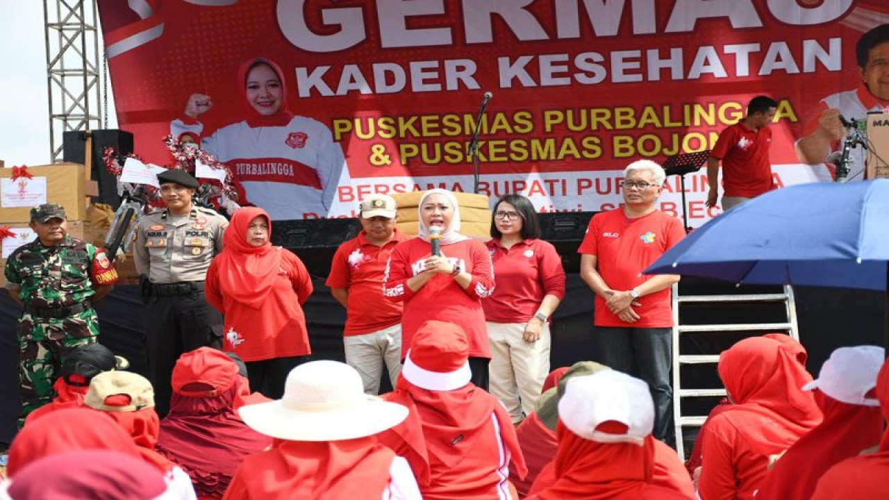 Bupati Purbalingga Dyah Hayuning Pratiwi (pegang mikrofon) dalam acara Gerakan Masyarakat Hidup Sehat (Germas) Wilayah Puskesmas Purbalingga dan Bojong di Lapangan Desa Jatisaba, Kecamatan Purbalingga, Kabupaten Purbalingga, Senin (6/11/2023). ANTARA/HO-Pemkab Purbalingga