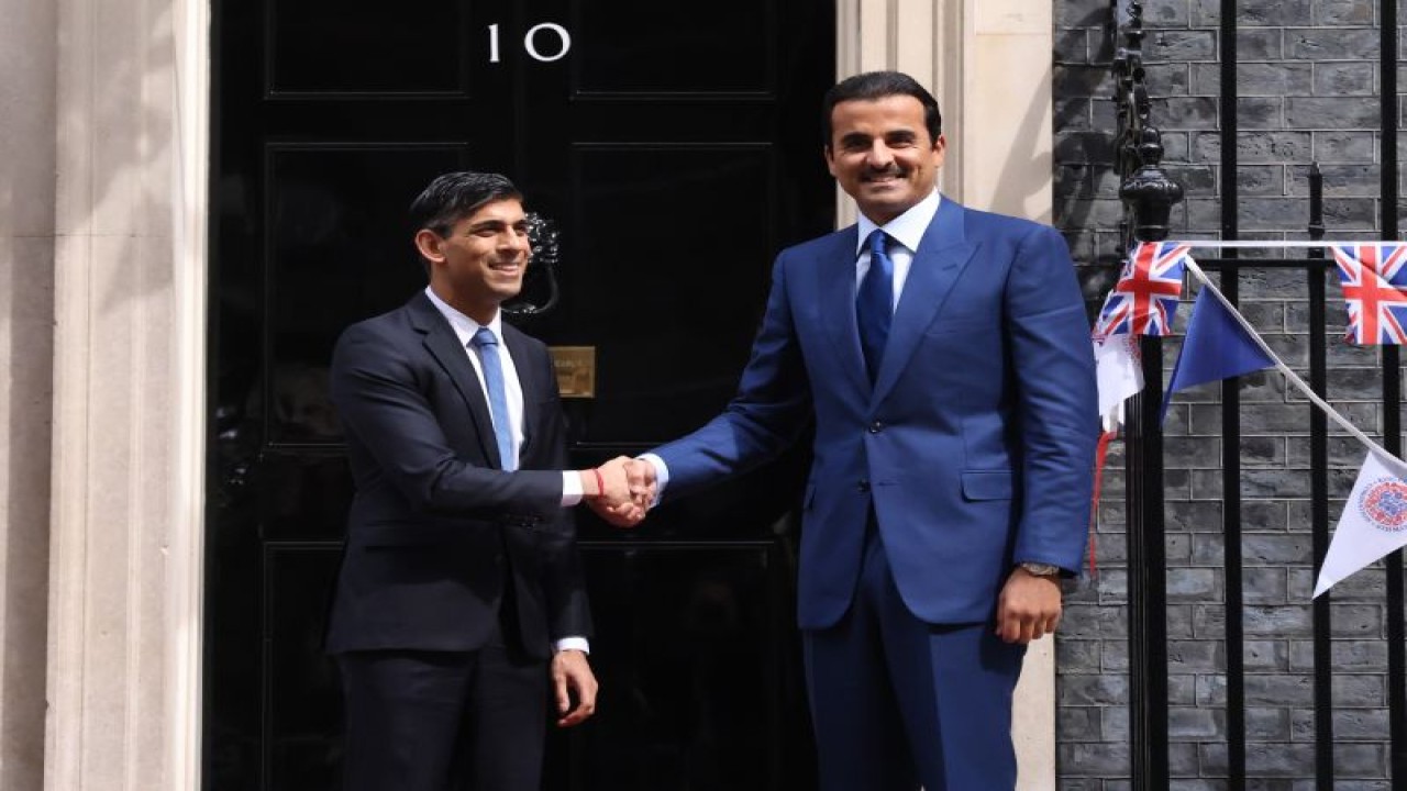 Emir Qatar Tamim bin Hamad Al Thani (kanan) saat bertemu dengan Perdana Menteri Inggris Rishi Sunak di Kantor PM Inggris di Downing Street 10, London, Inggris, pada 5 Mei 2023. (Alice Hodgson/Downing Street 10 via Flickr)