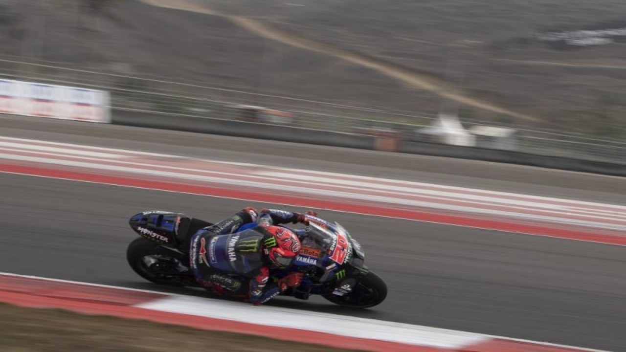 Arsip foto - Pembalap Monster Energy Yamaha Fabio Quartararo memacu motornya pada balapan MotoGP seri ke-15 di Pertamina Mandalika International Street Circuit, Lombok Tengah, NTB, Minggu (15/10/2023). ANTARA FOTO/Wahyu Putro A/nz