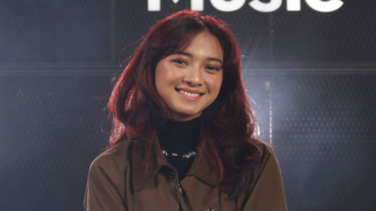 Penyanyi Rahmania Astrini berpose usai tampil dalam sebuah sesi rekaman konser virtual di bilangan Jakarta Timur, Jumat (17/11). (ANTARA/Ahmad Faishal)